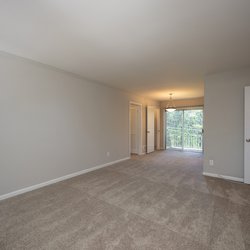 carpeted living room at One Sovereign Place apartments located in Atlanta, GA